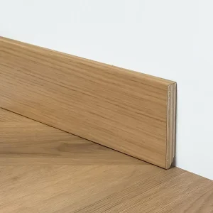 Battiscopa in legno rovere verniciato bordo dritto