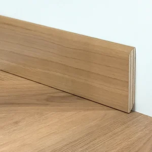 Battiscopa in legno rovere verniciato bordo stondato